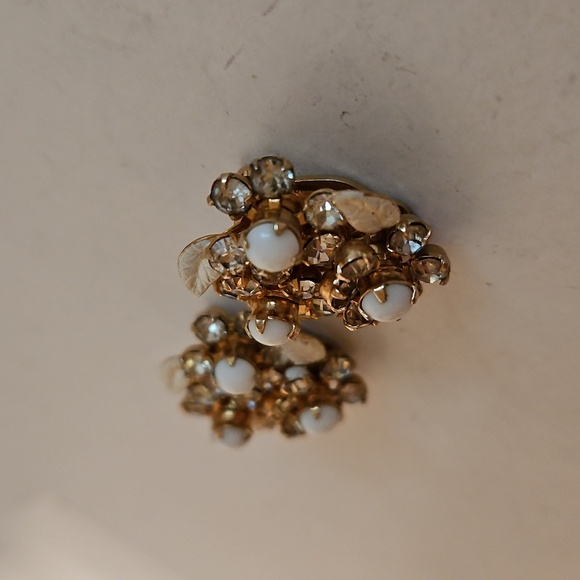 WEISS NY Vintage Milk Glass, Enamel & Rhinestones On Goldtone Clip On Earrings - Picture 3 of 5